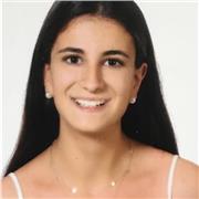 Profesora de repaso a niños y niñas de Primaria